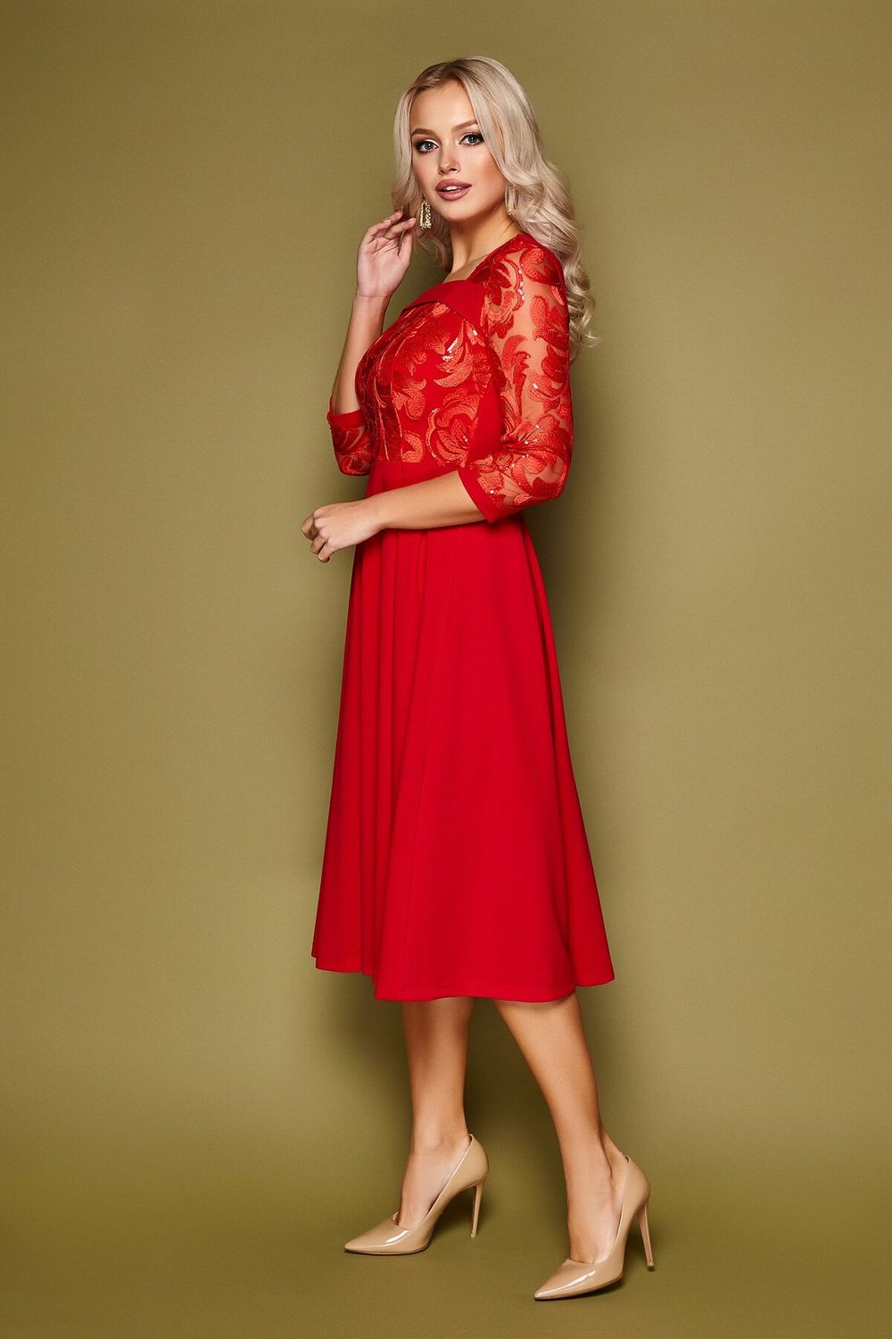 Нарядное платье-миди с вышивкой красное - фото