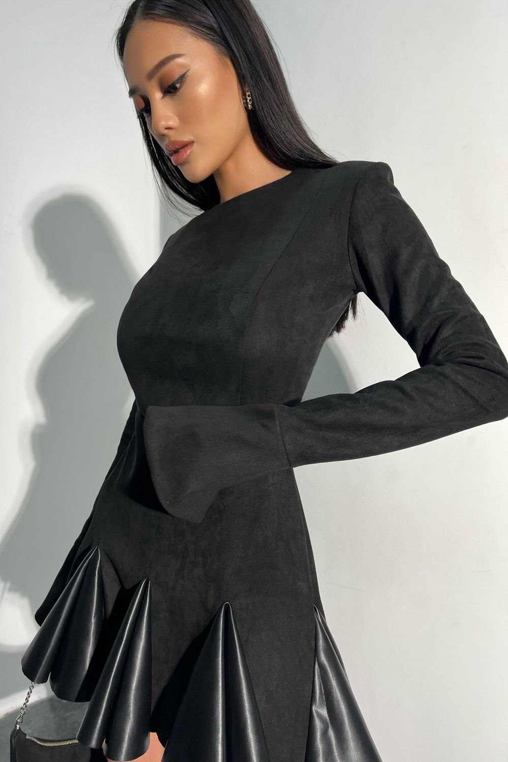 Стильное замшевое платье мини черного цвета - фото