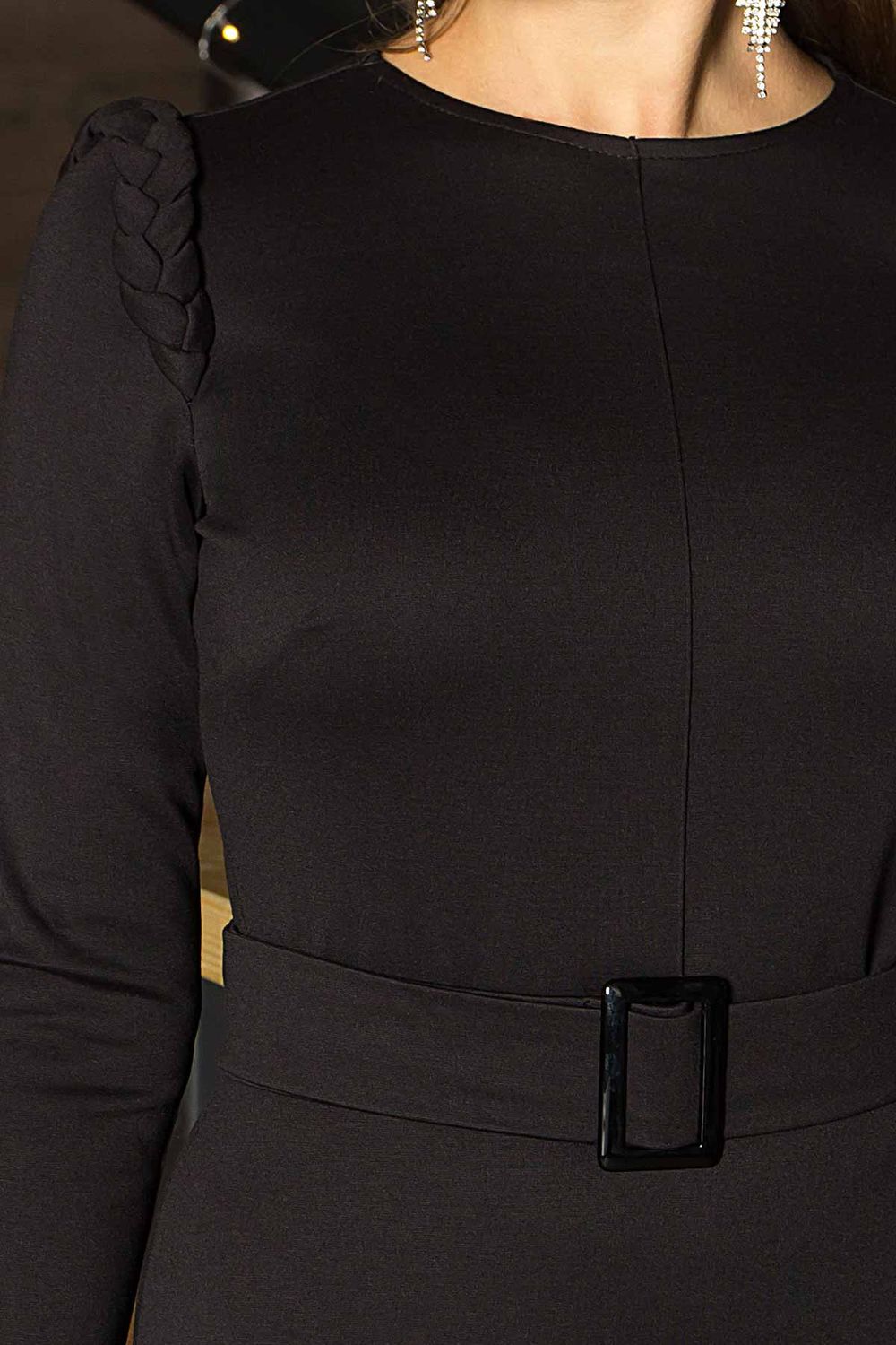 Изящное черное платье миди с юбкой солнце - фото