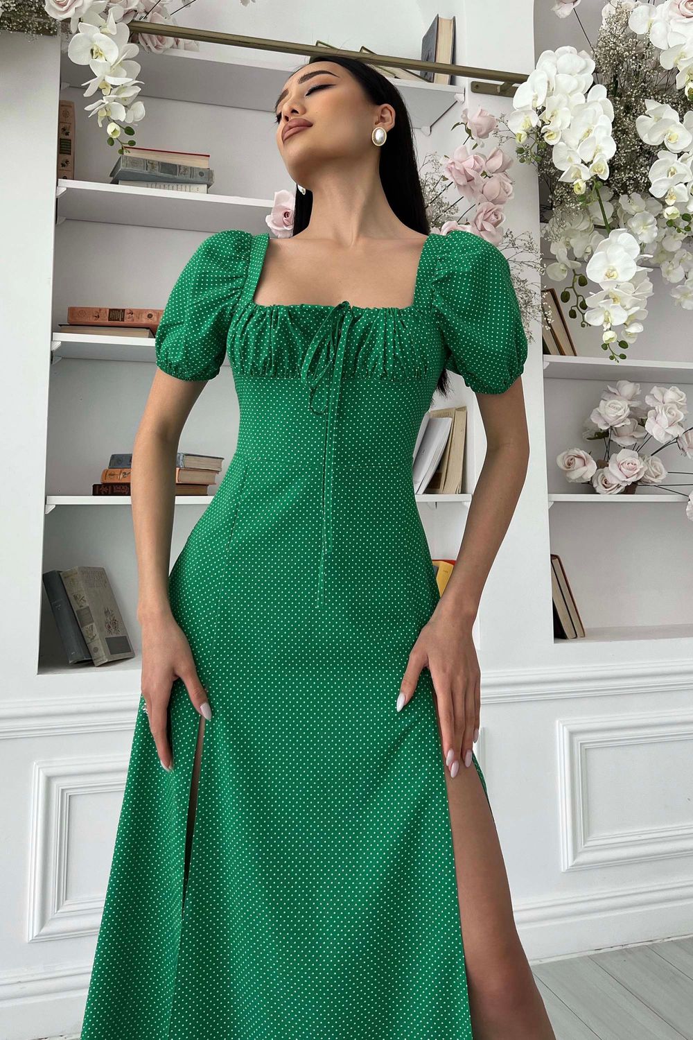 Літнє плаття максі зеленого кольору в горошок - фото