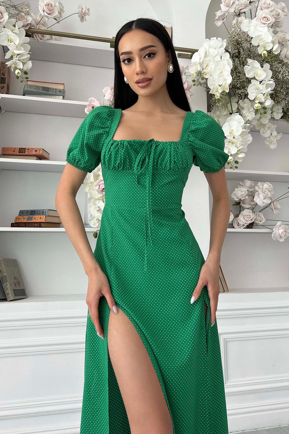 Летнее платье макси зеленого цвета в горошек - фото