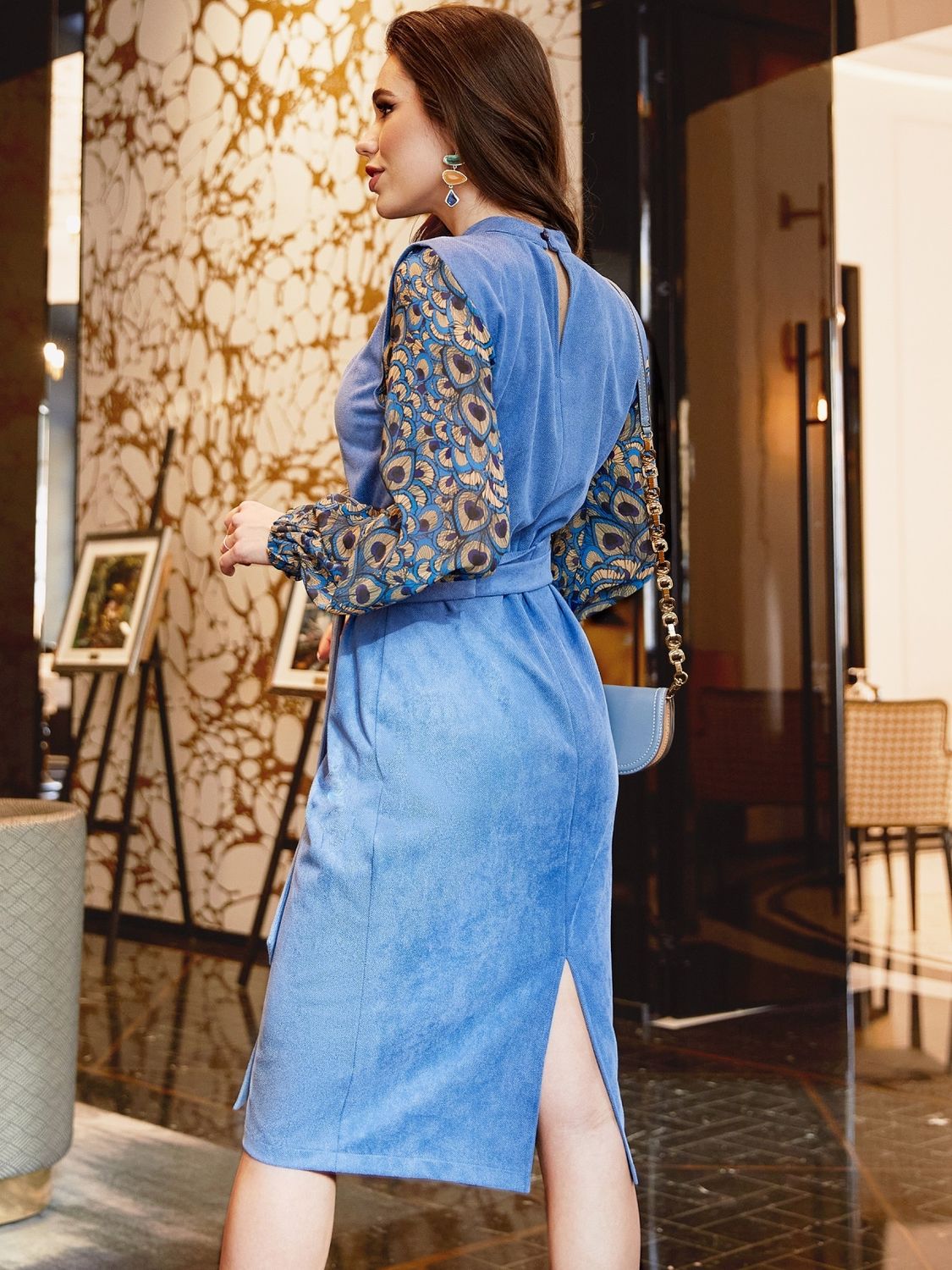 Блакитна замшева сукня з шифоновими рукавами - фото