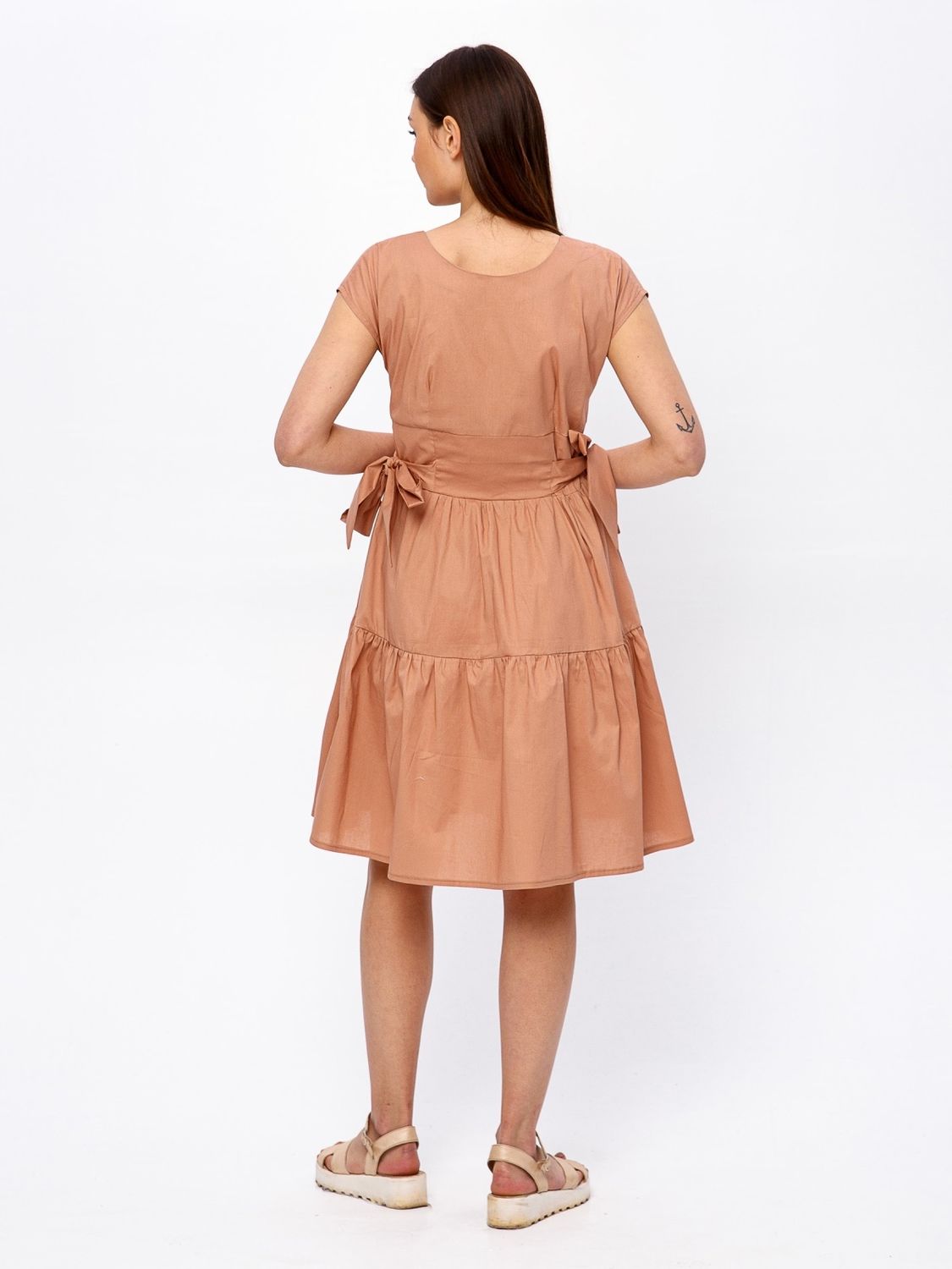 Літня сукня на запах бежевого кольору з бавовни - фото
