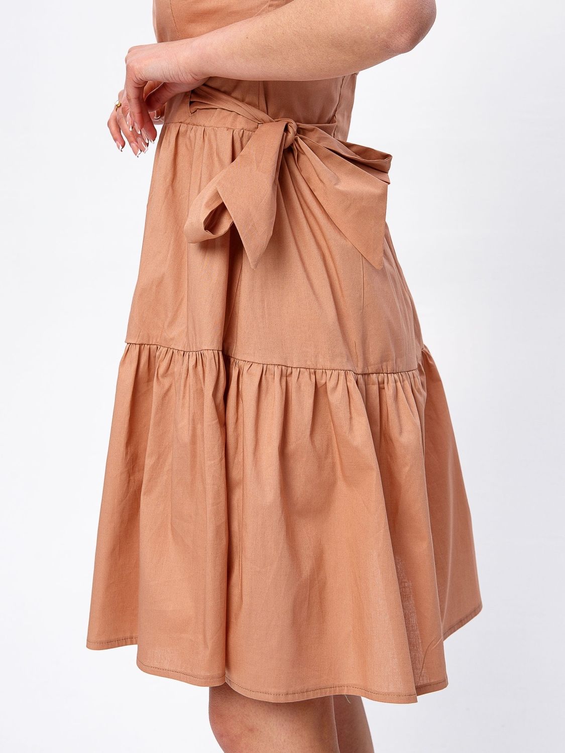 Літня сукня на запах бежевого кольору з бавовни - фото
