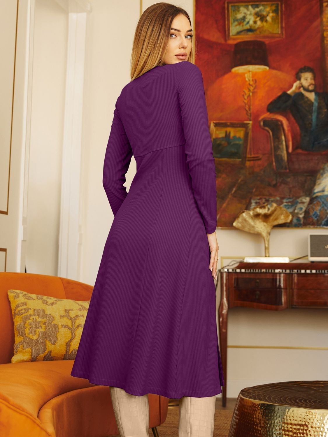 Стильне трикотажне плаття з розрізами фіолетового кольору - фото