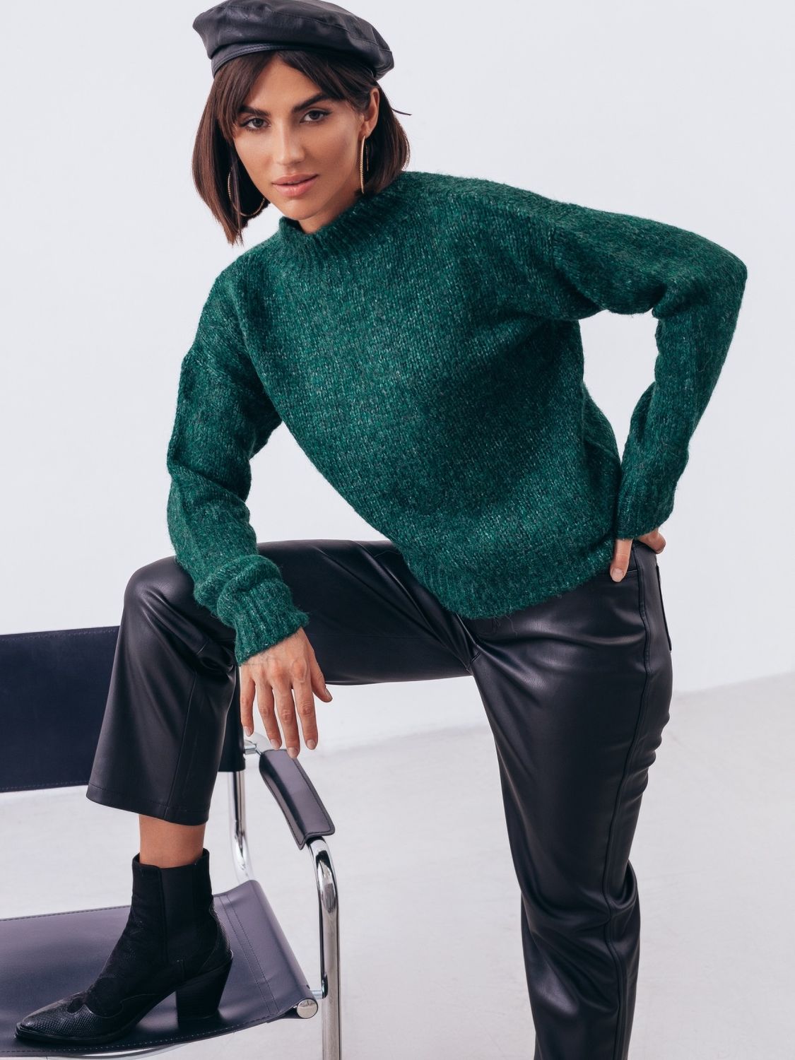 Теплый зимний свитер зеленого цвета - фото