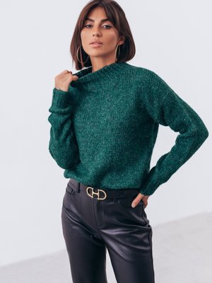 Теплый зимний свитер зеленого цвета - фото