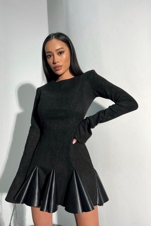 Стильное замшевое платье мини черного цвета - фото
