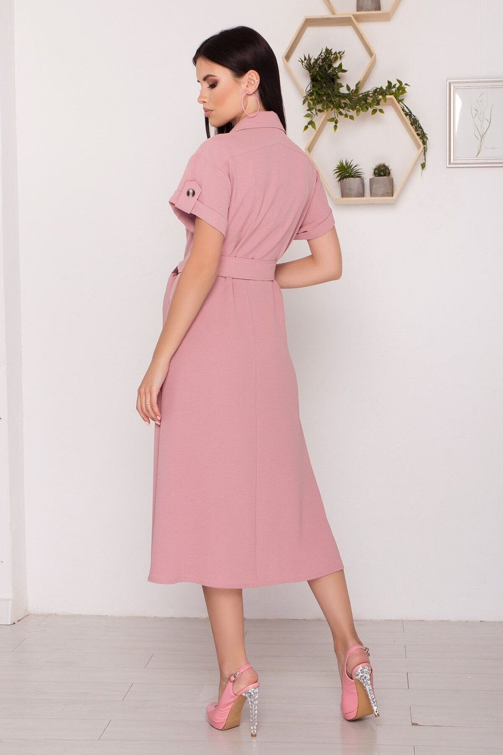 Стильное платье рубашка с коротким рукавом цвета пудра - фото
