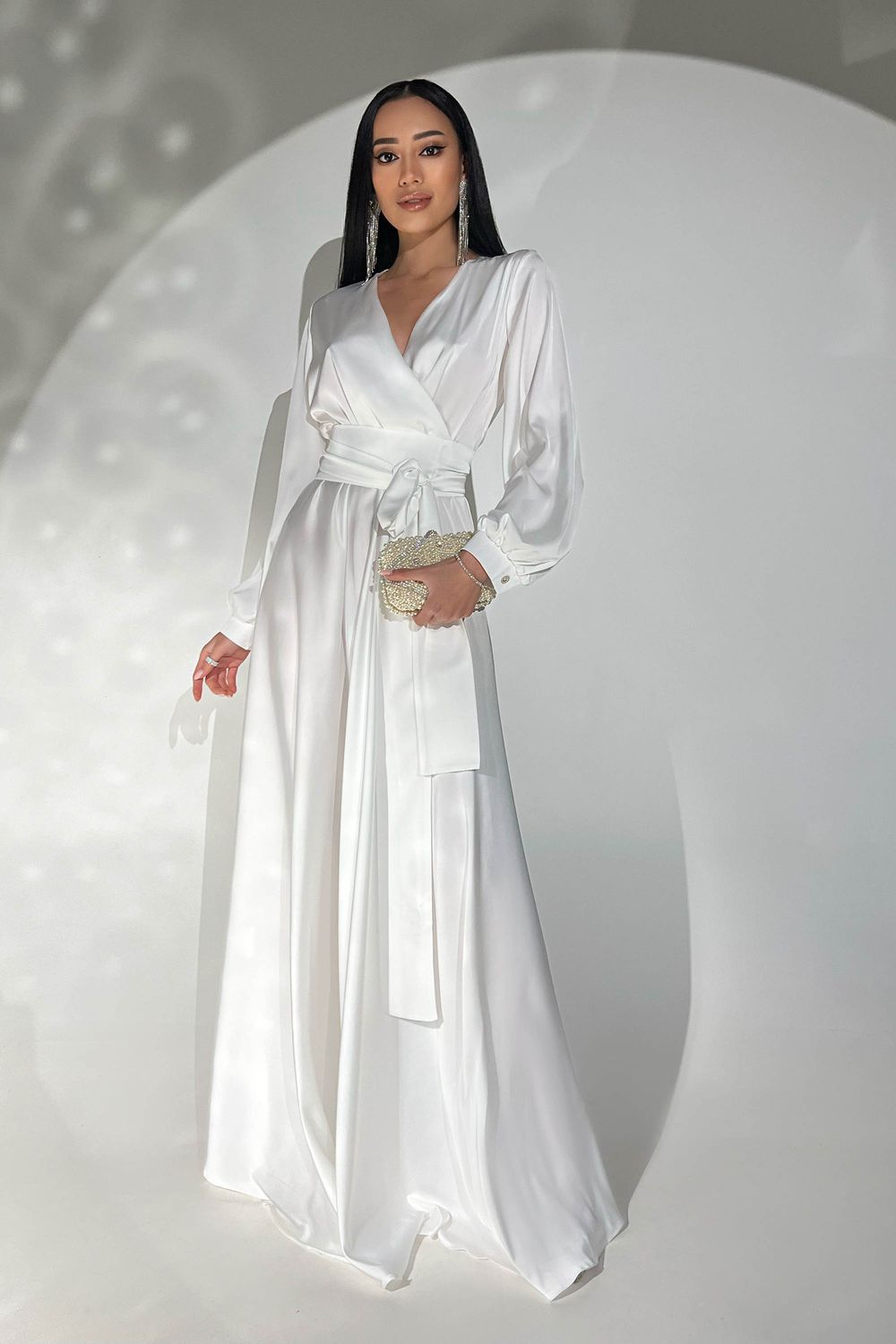 Элегантное вечернее платье из шелка белого цвета - фото