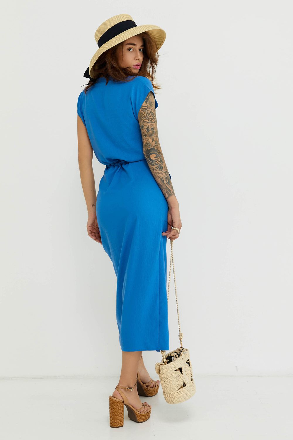 Стильное летнее платье голубого цвета с разрезом - фото