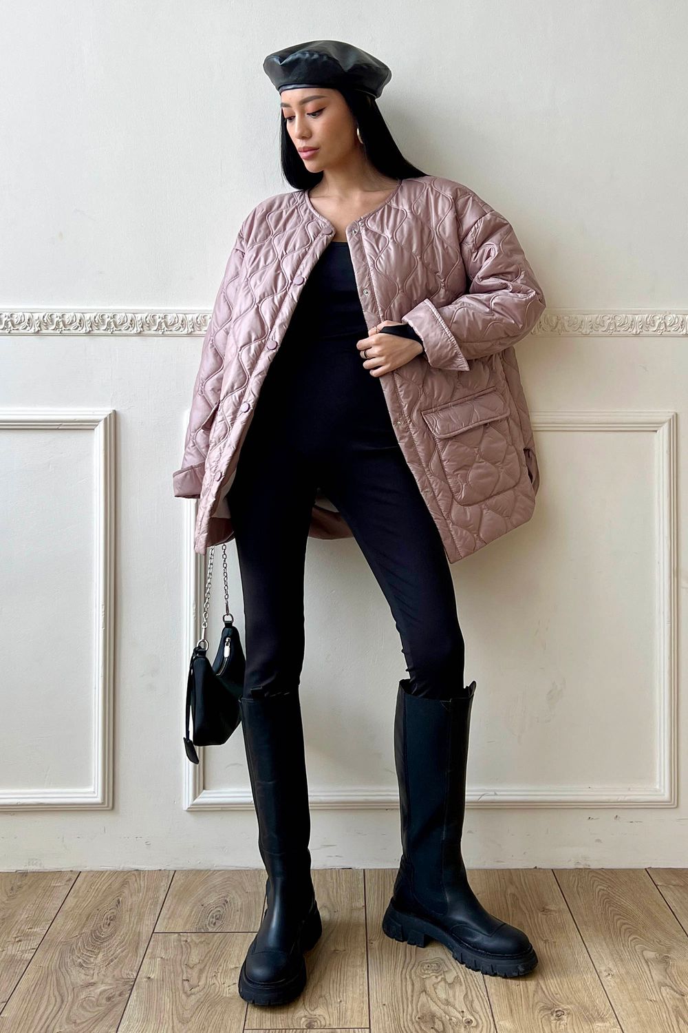 Женская весенняя куртка оверсайз пудрового цвета - фото