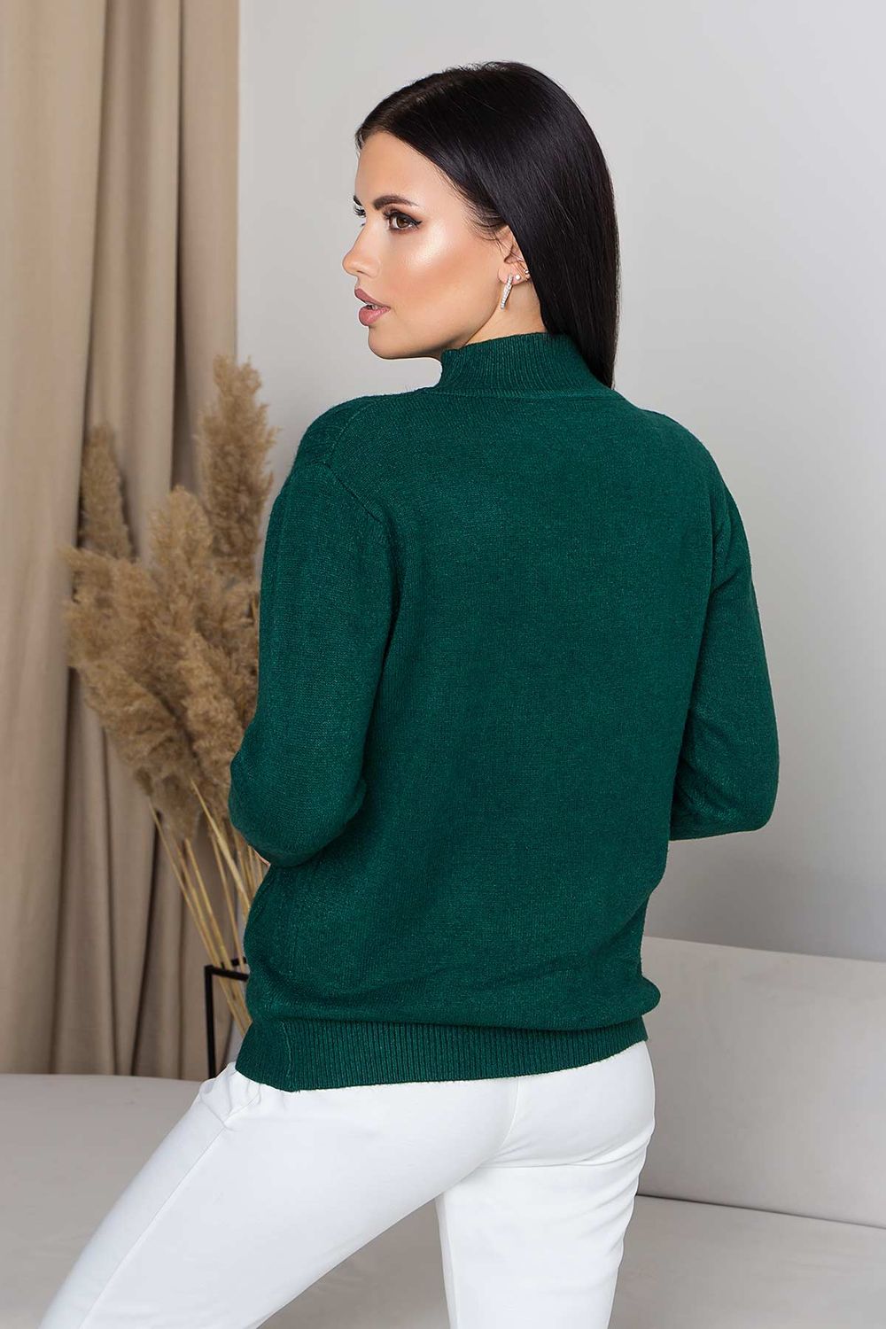 Жіночий в'язаний светр з візерунком коси зеленого кольору - фото