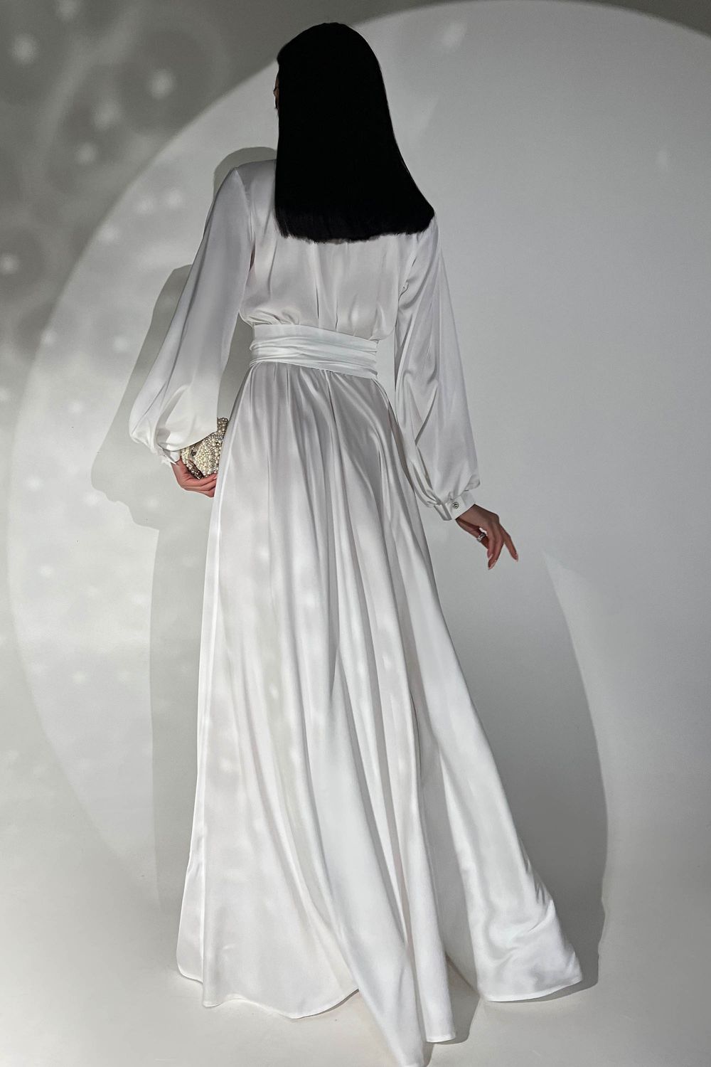 Елегантна вечірня сукня з шовку білого кольору - фото
