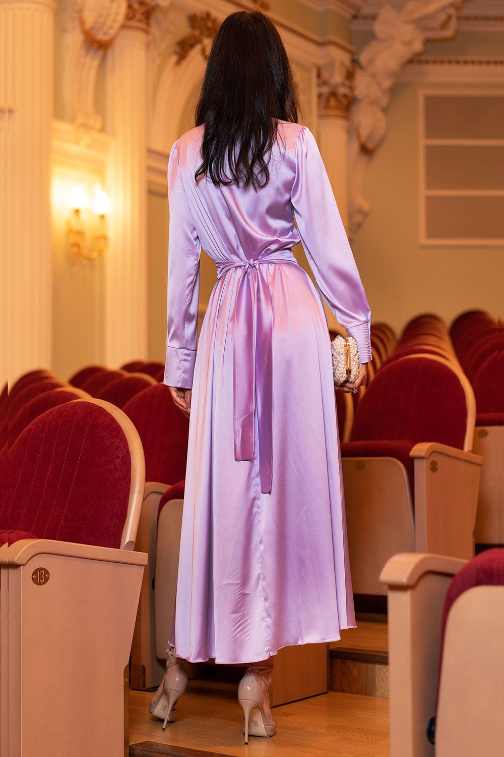 Элегантное вечернее платье из шелка сиреневого цвета - фото