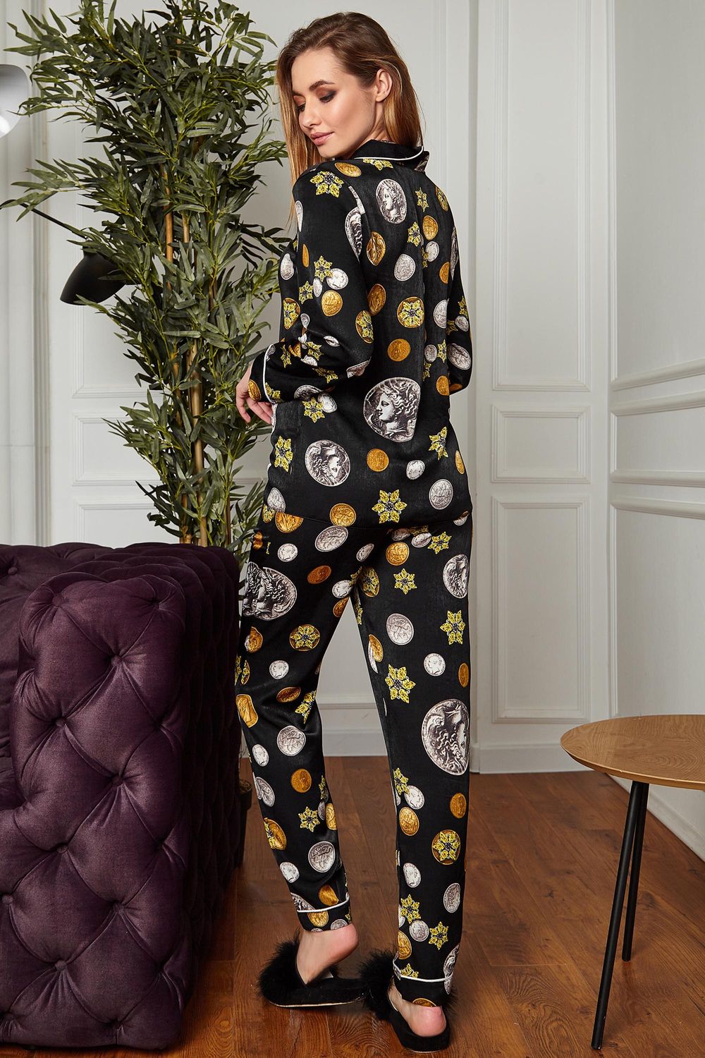 Красивая шелковая пижама с принтом черная - фото