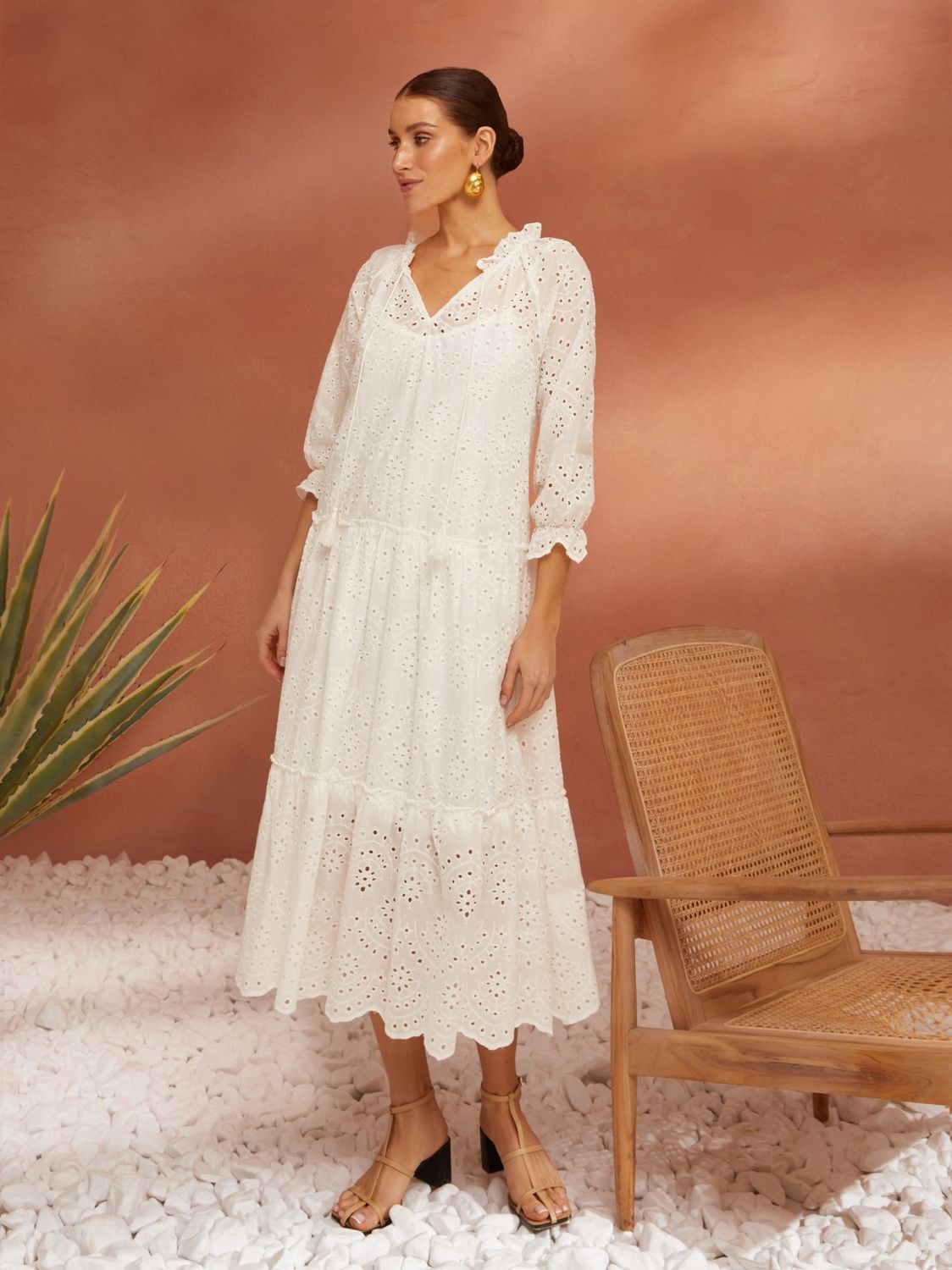Біла літня сукня з прошви вільного крою - фото