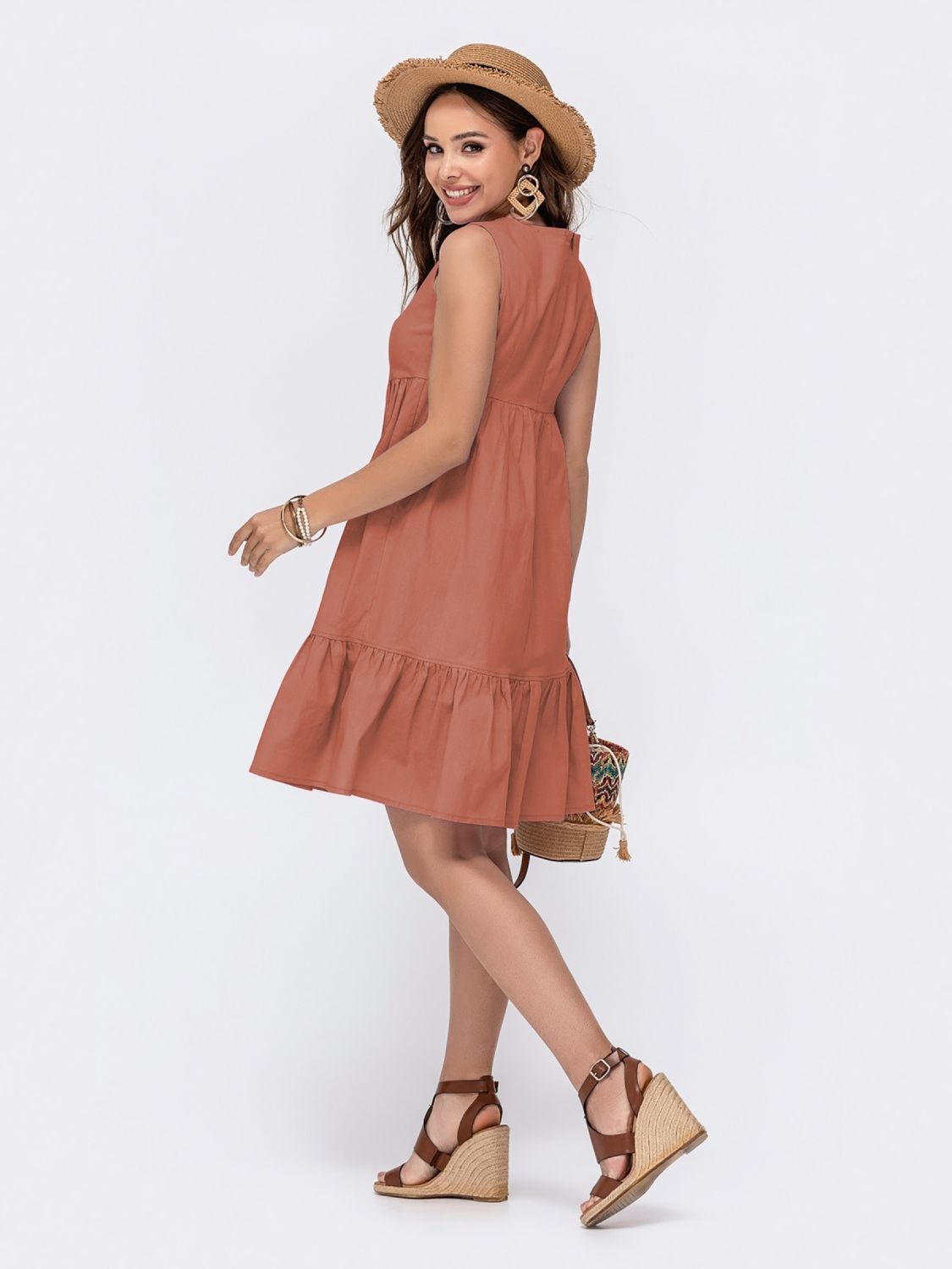Стильное летнее платье трапеция цвета капучино - фото