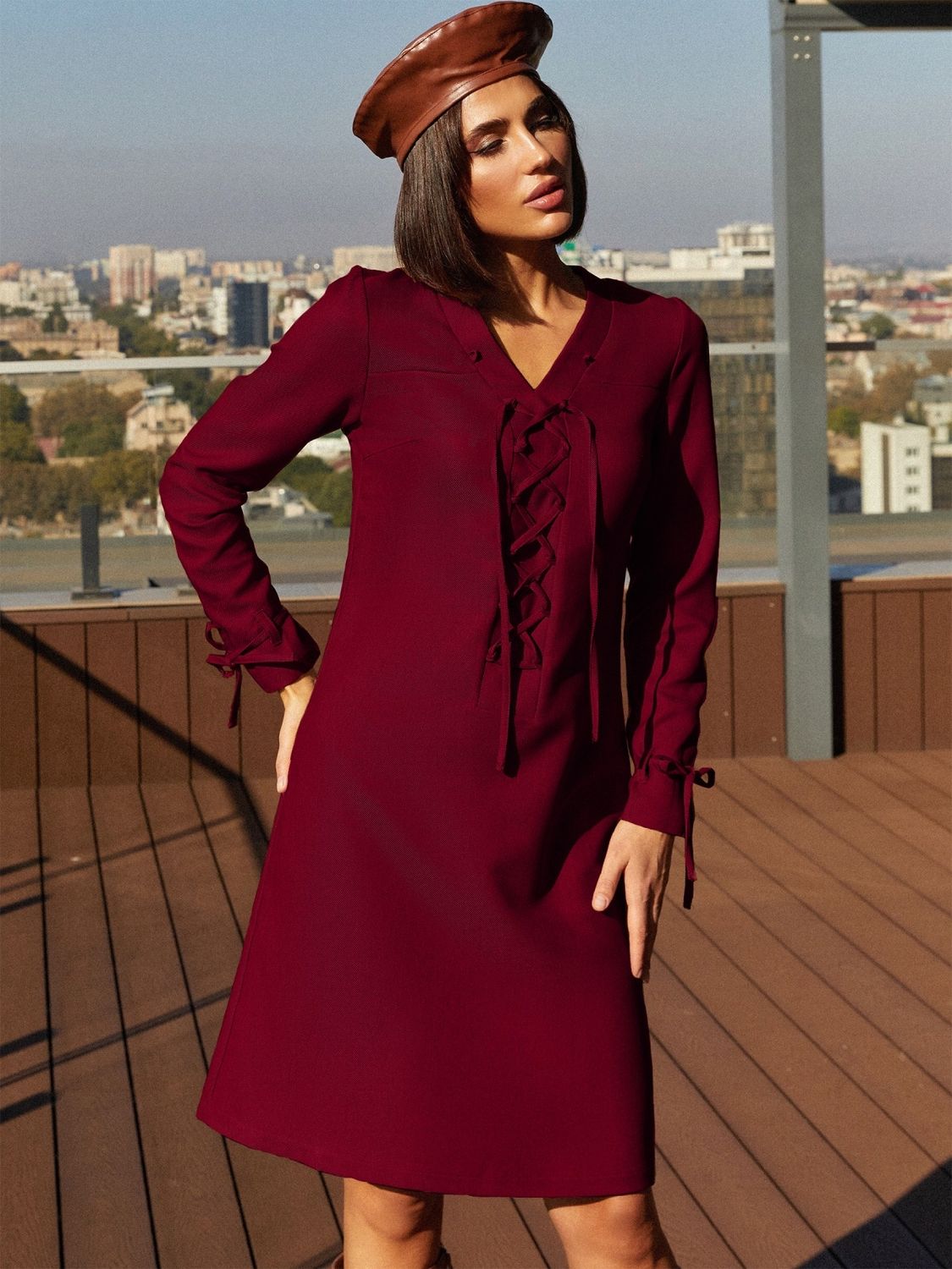 Осіннє плаття з кашеміру бордового кольору - фото