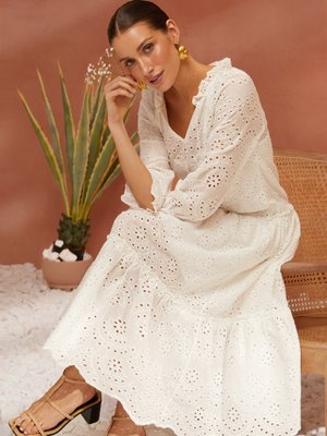 Белое летнее платье из прошвы свободного кроя - фото