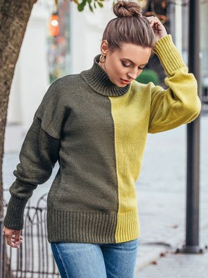 Теплый вязаный свитер с горлом цвета хаки - фото