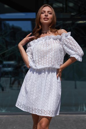 Літнє плаття з прошви з відкритими плечима білого кольору - фото