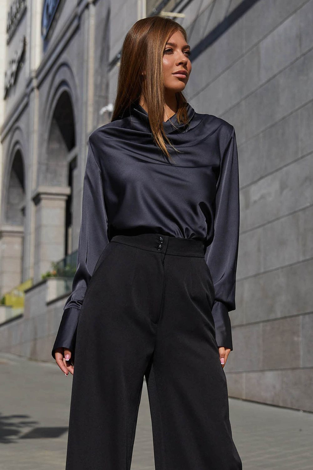 Ошатна шовкова блузка чорного кольору - фото