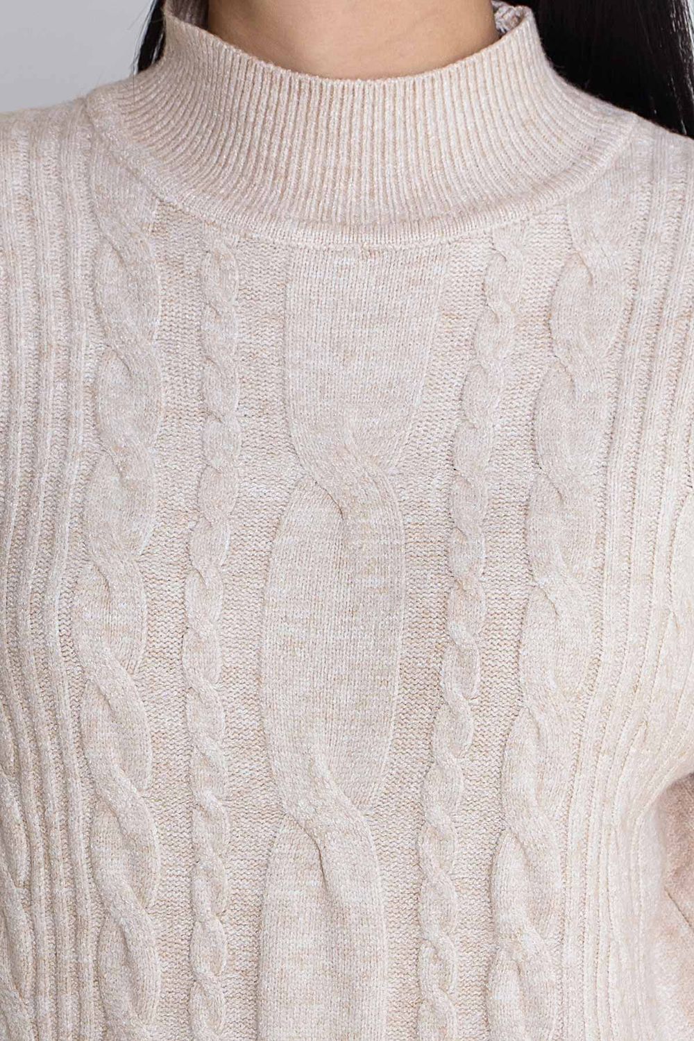 Женский вязаный свитер с узором косы бежевого цвета - фото