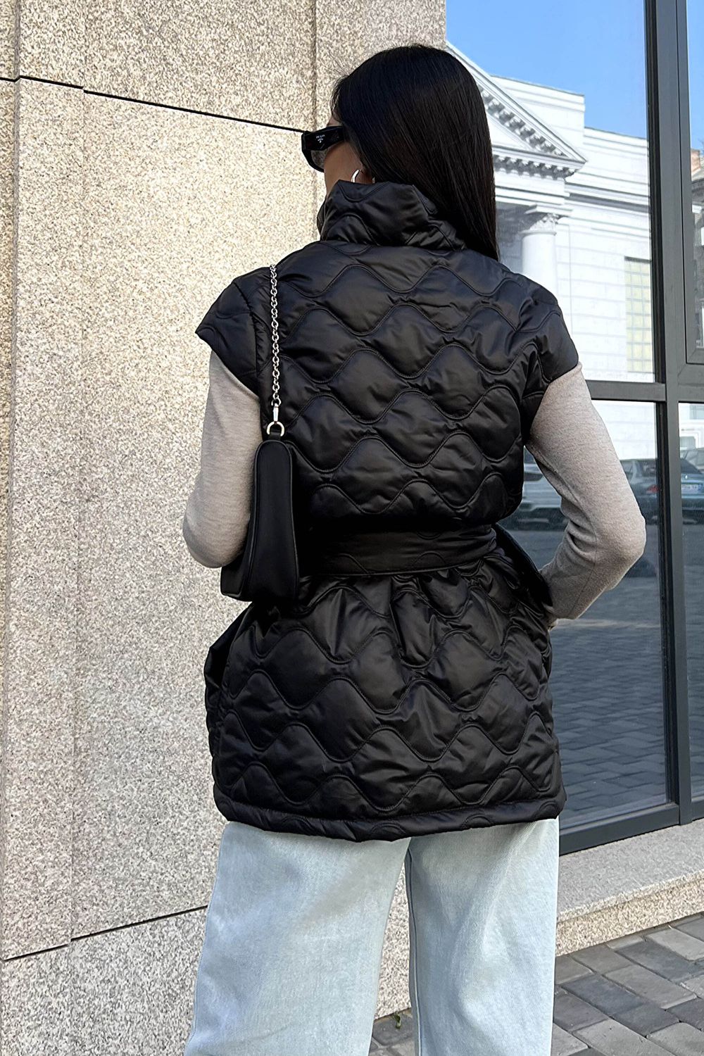 Женский стеганый жилет черного цвета - фото