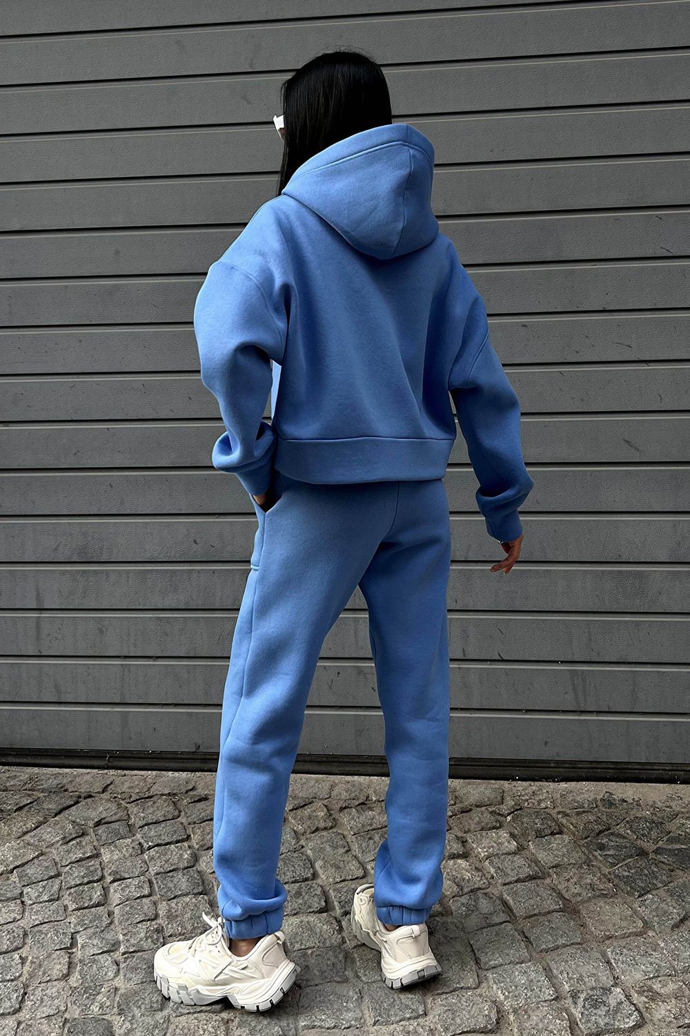 Теплый спортивный костюм на флисе голубого цвета - фото
