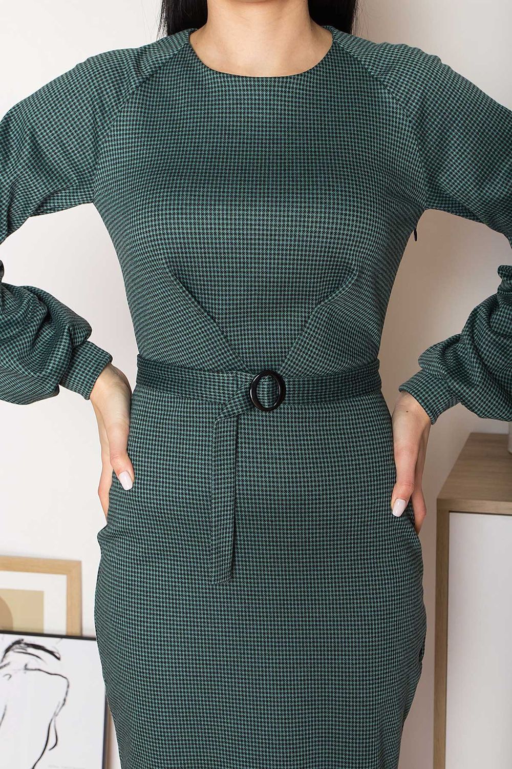 Трикотажное платье футляр офисное зеленого цвета - фото