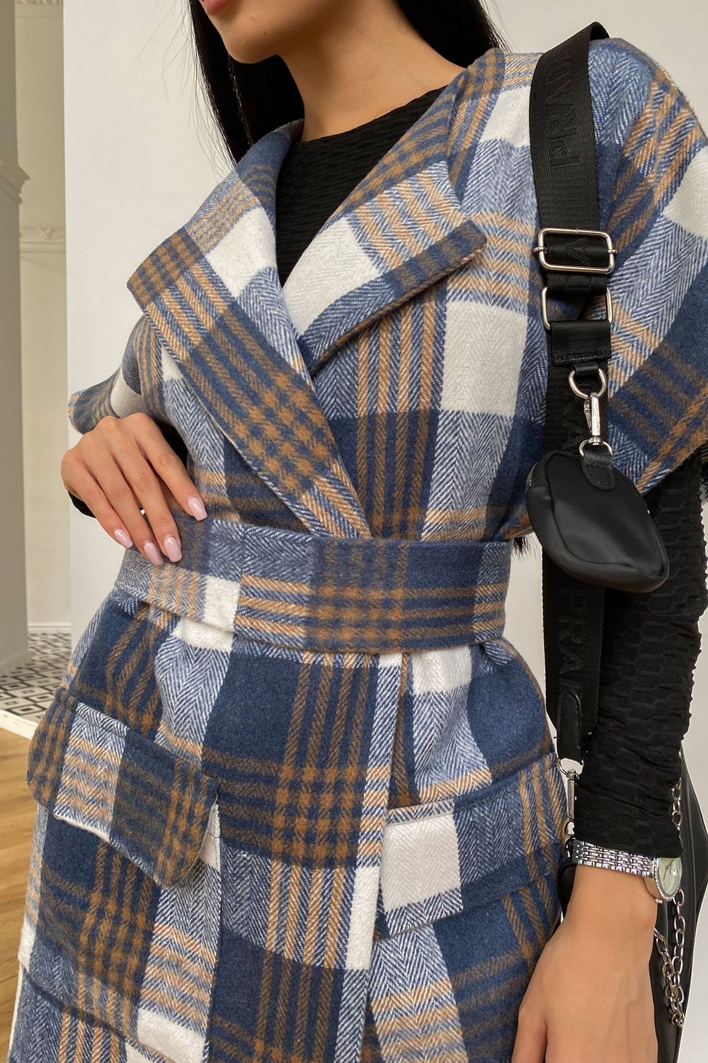 Женское демисезонное пальто без рукавов в клетку - фото
