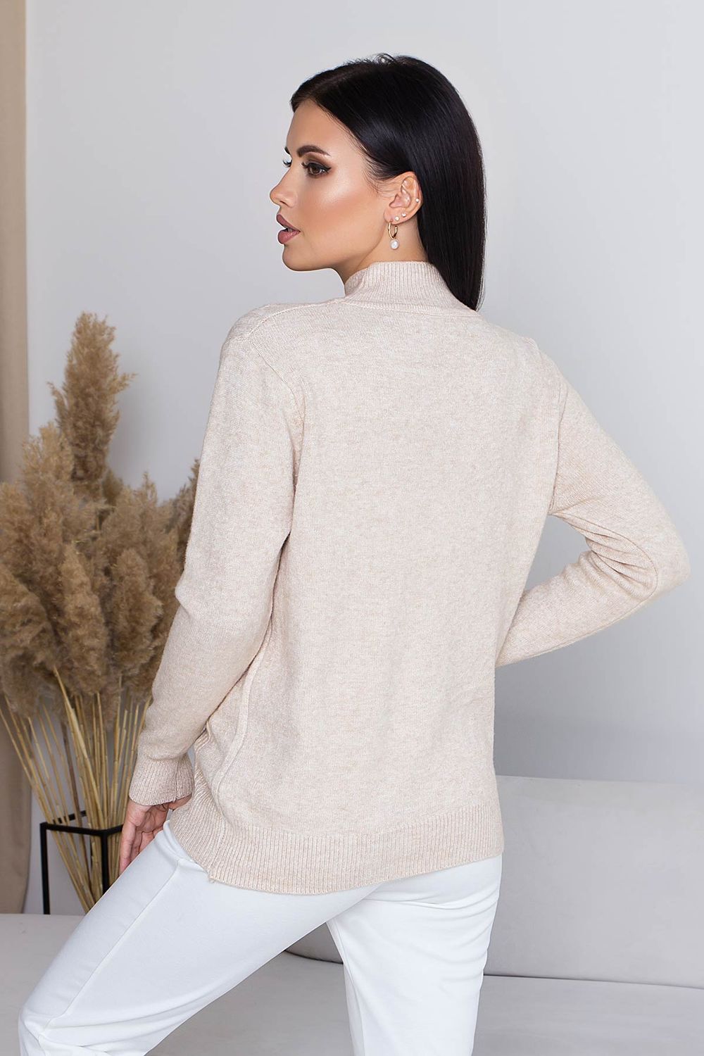 Жіночий в'язаний светр з візерунком коси бежевого кольору - фото