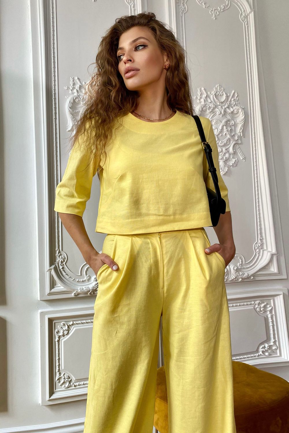 Женский льняной брючный костюм на лето желтый - фото