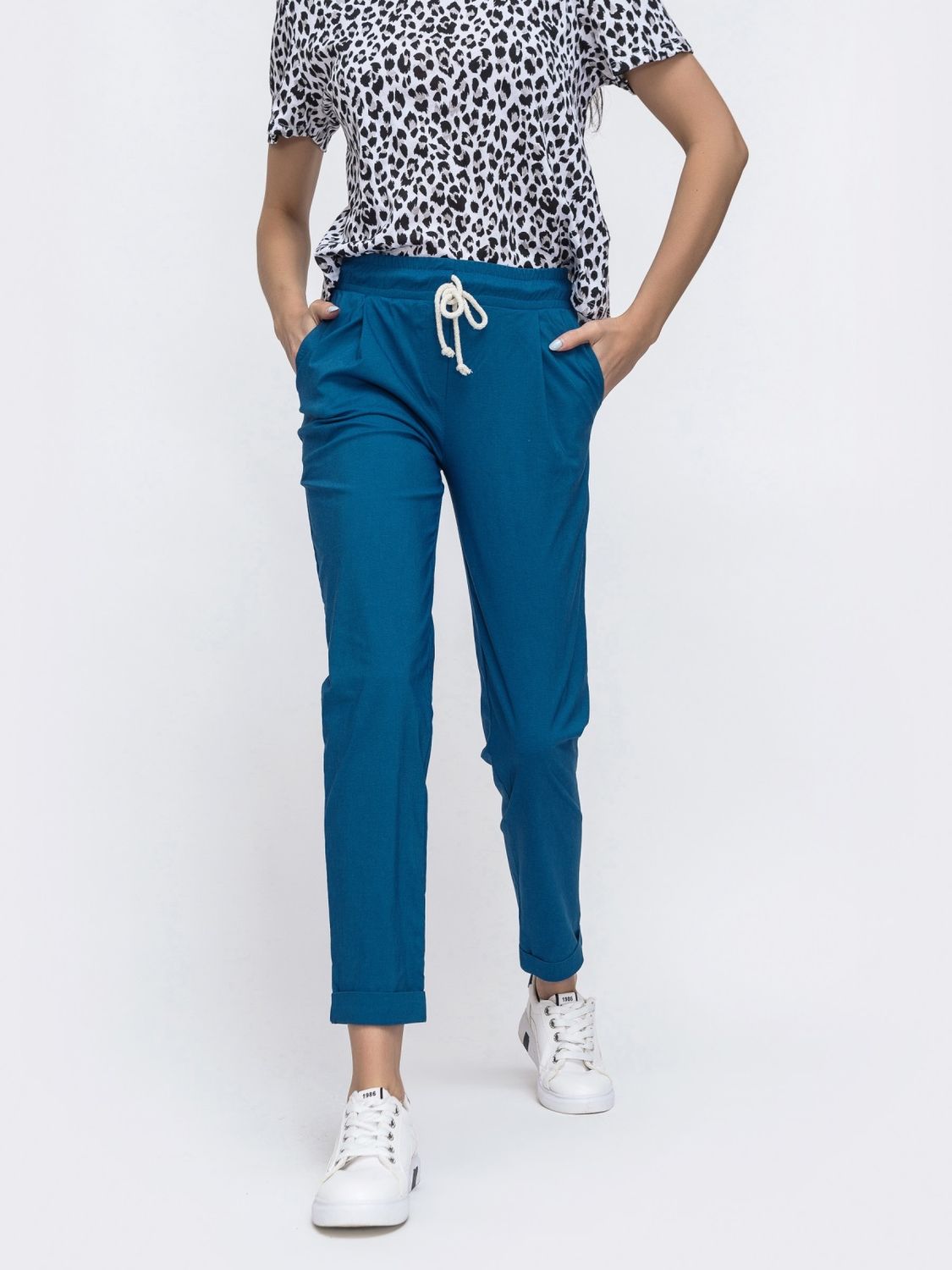 Укороченные летние брюки зауженного кроя синие - фото