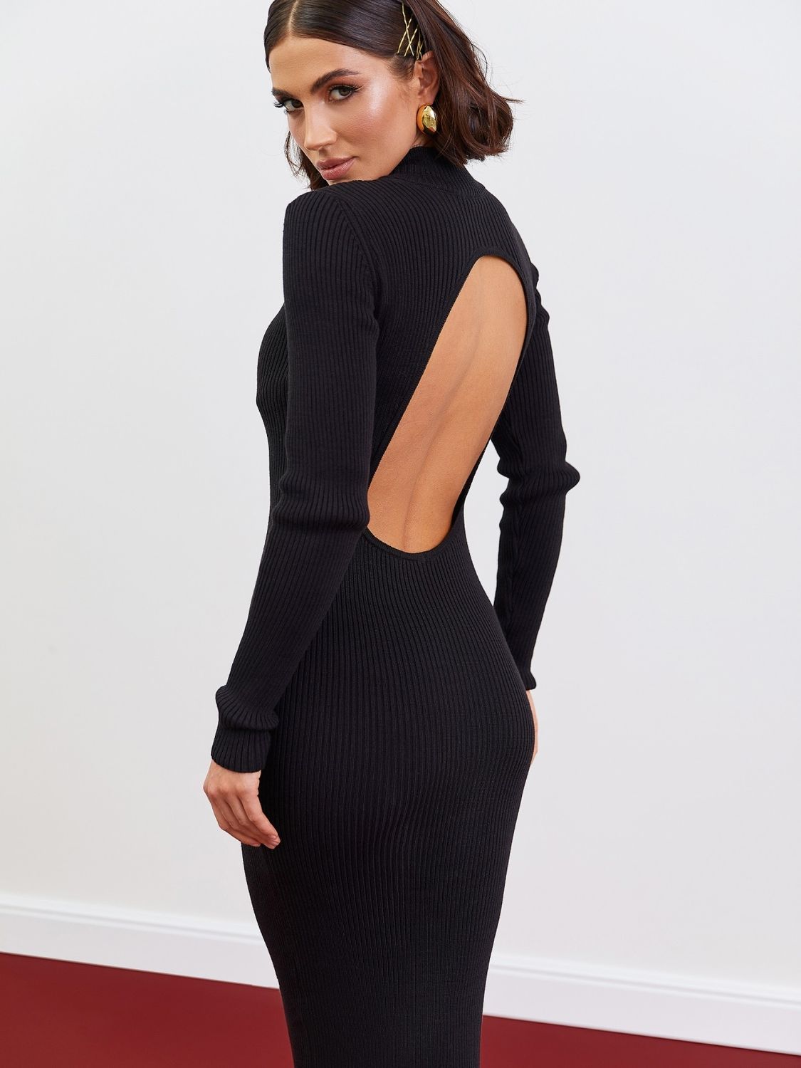 Черное облегающее платье с открытой спиной - фото