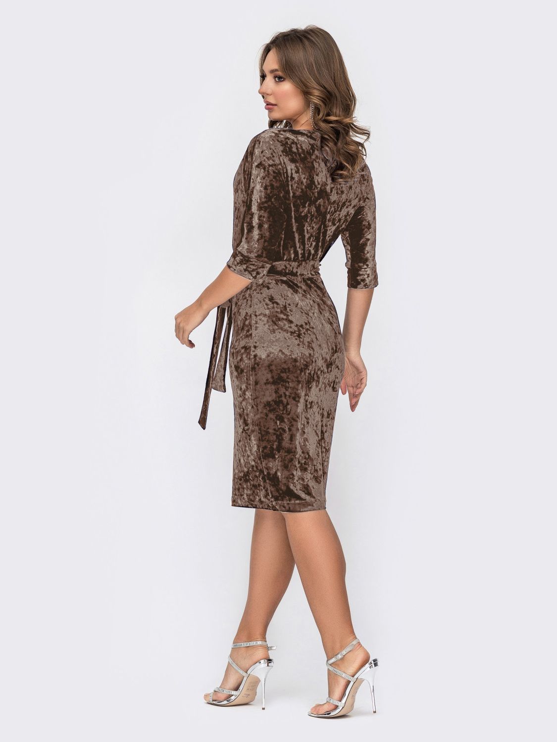 Облягаюча велюрова сукня коричневого кольору - фото