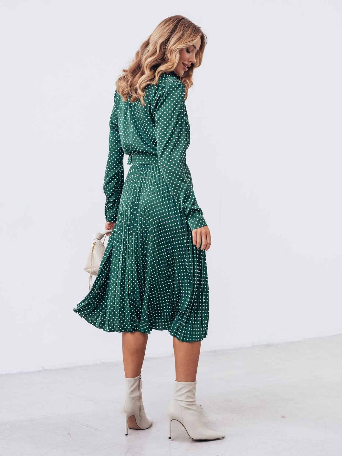 Шовкове плаття міді зі спідницею-плісе зеленого кольору - фото