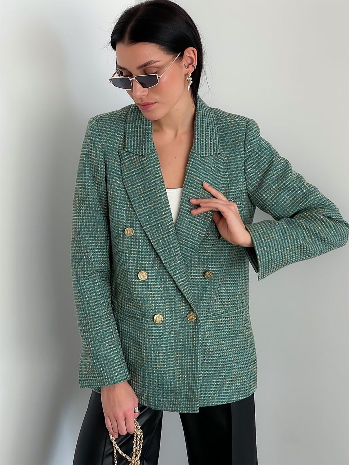Женский твидовый пиджак зеленого цвета - фото