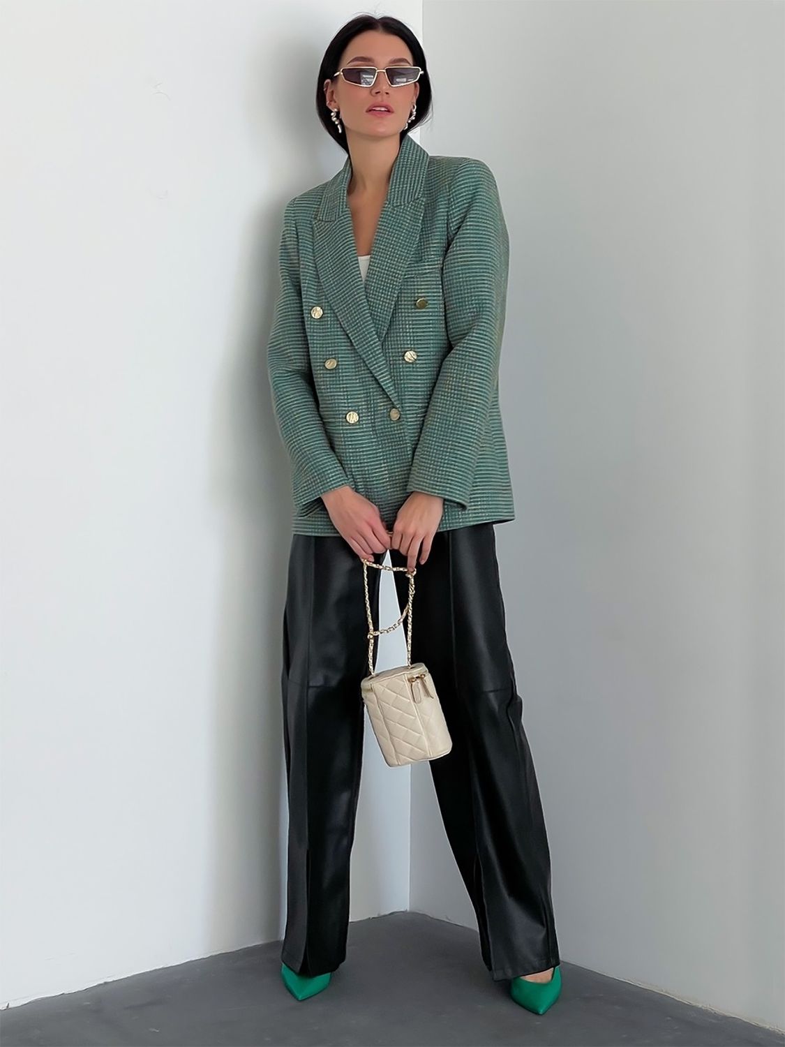Женский твидовый пиджак зеленого цвета - фото