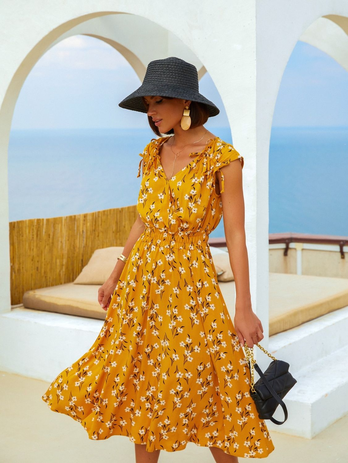 Легка літня сукня жовтого кольору з принтом - фото