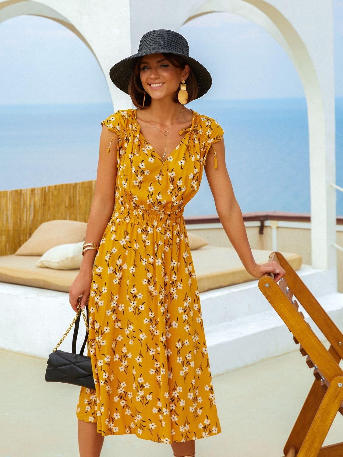 Легка літня сукня жовтого кольору з принтом - фото