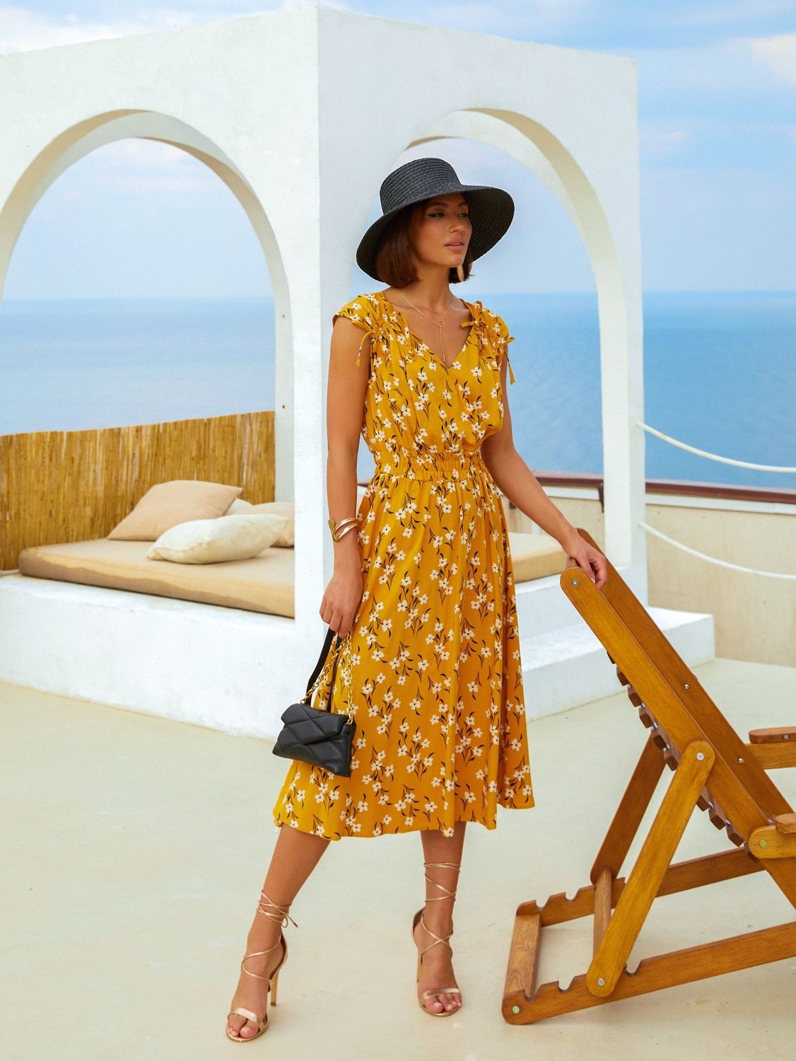 Легкое летнее платье желтого цвета с принтом - фото