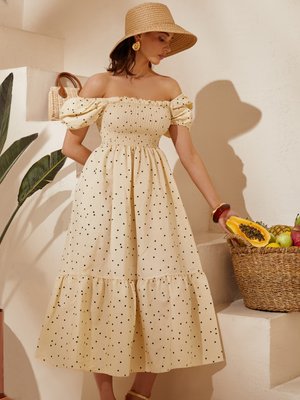 Бежеве літнє плаття в горошок з завищеною талією - фото