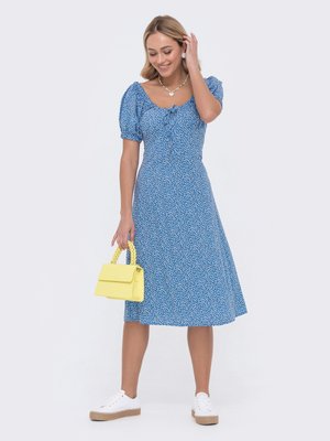 Приталеное летнее платье с цветочным принтом голубое - фото