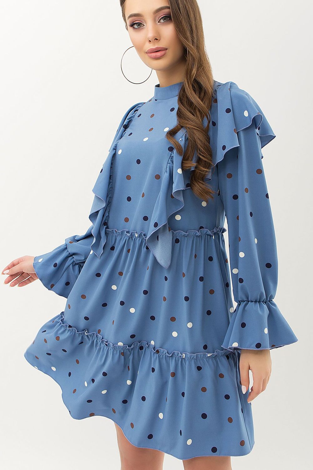 Красиве весняне плаття з оборками в горошок блакитне - фото