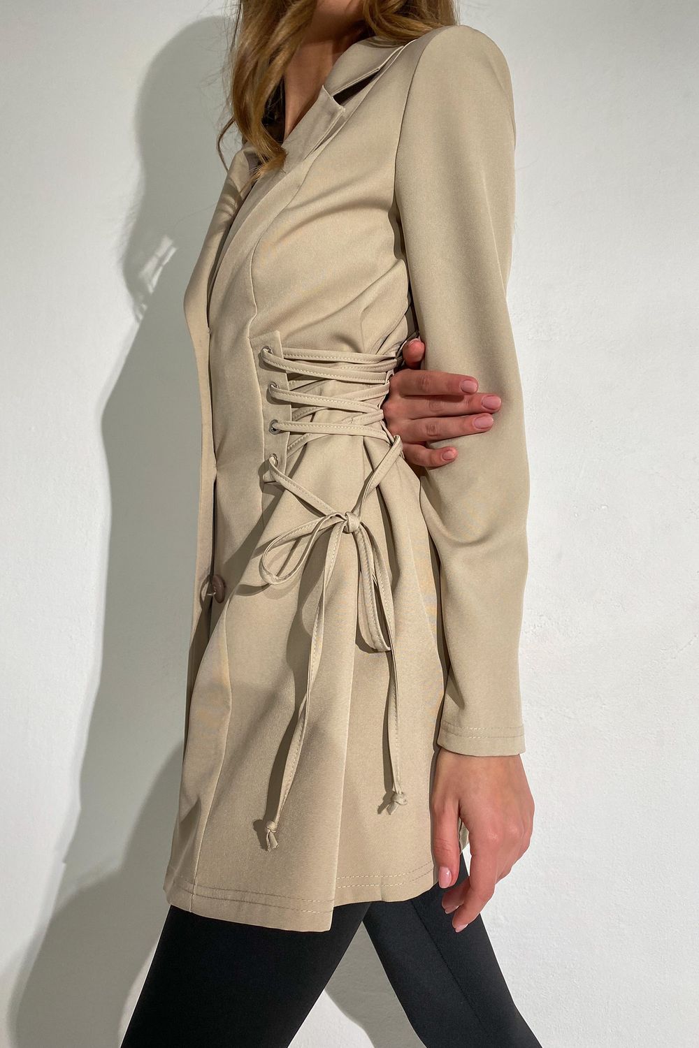 Елегантне плаття піджак міні бежевого кольору - фото
