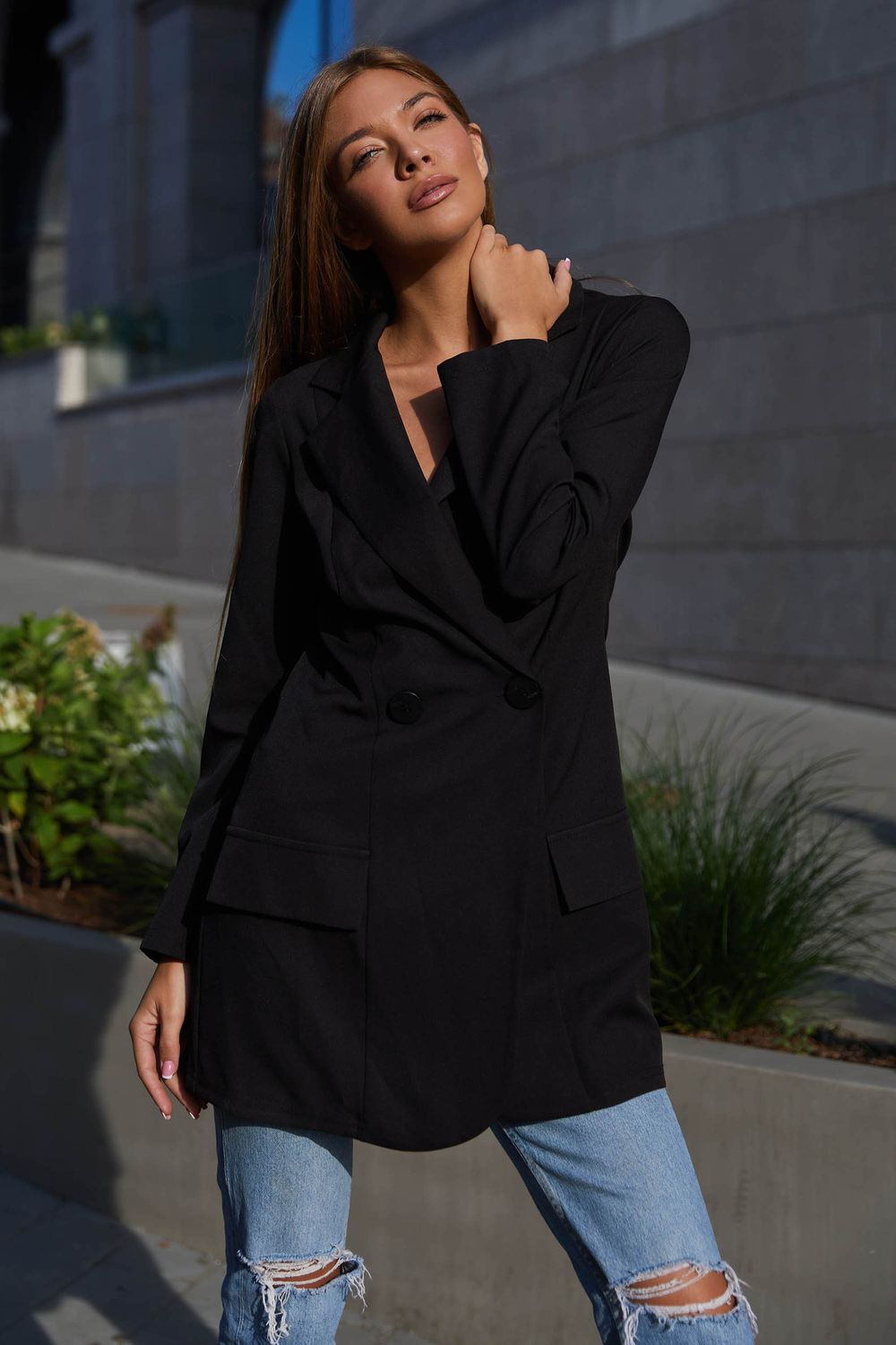 Удлиненный двубортный пиджак черного цвета - фото