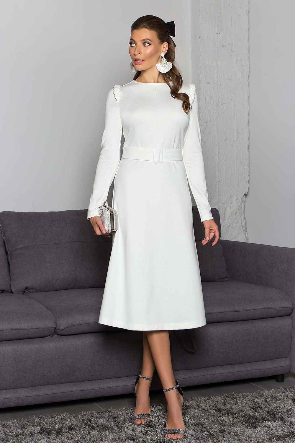 Витончена біла сукня міді зі спідницею сонце - фото