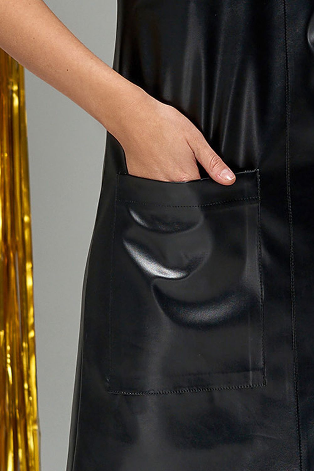 Стильное платье из эко-кожи черного цвета - фото